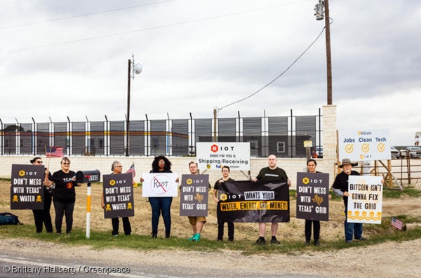 Les opposants se rassemblent devant le site d'extraction de Riot Platforms à Corsicana pour manifester contre le projet.